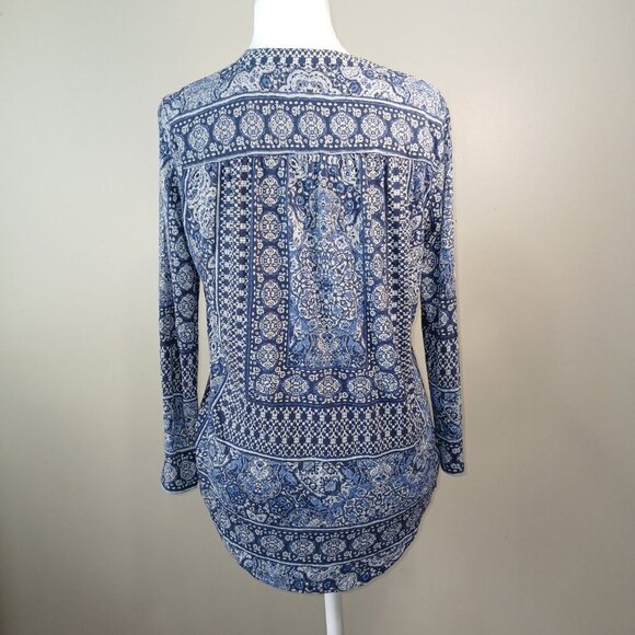 LUCKY BRAND TOP, GEOMETRIC PRINT, BLUE AND WHITE COLOR, VNECK, SIZE SMALL - Picture 4 of 7